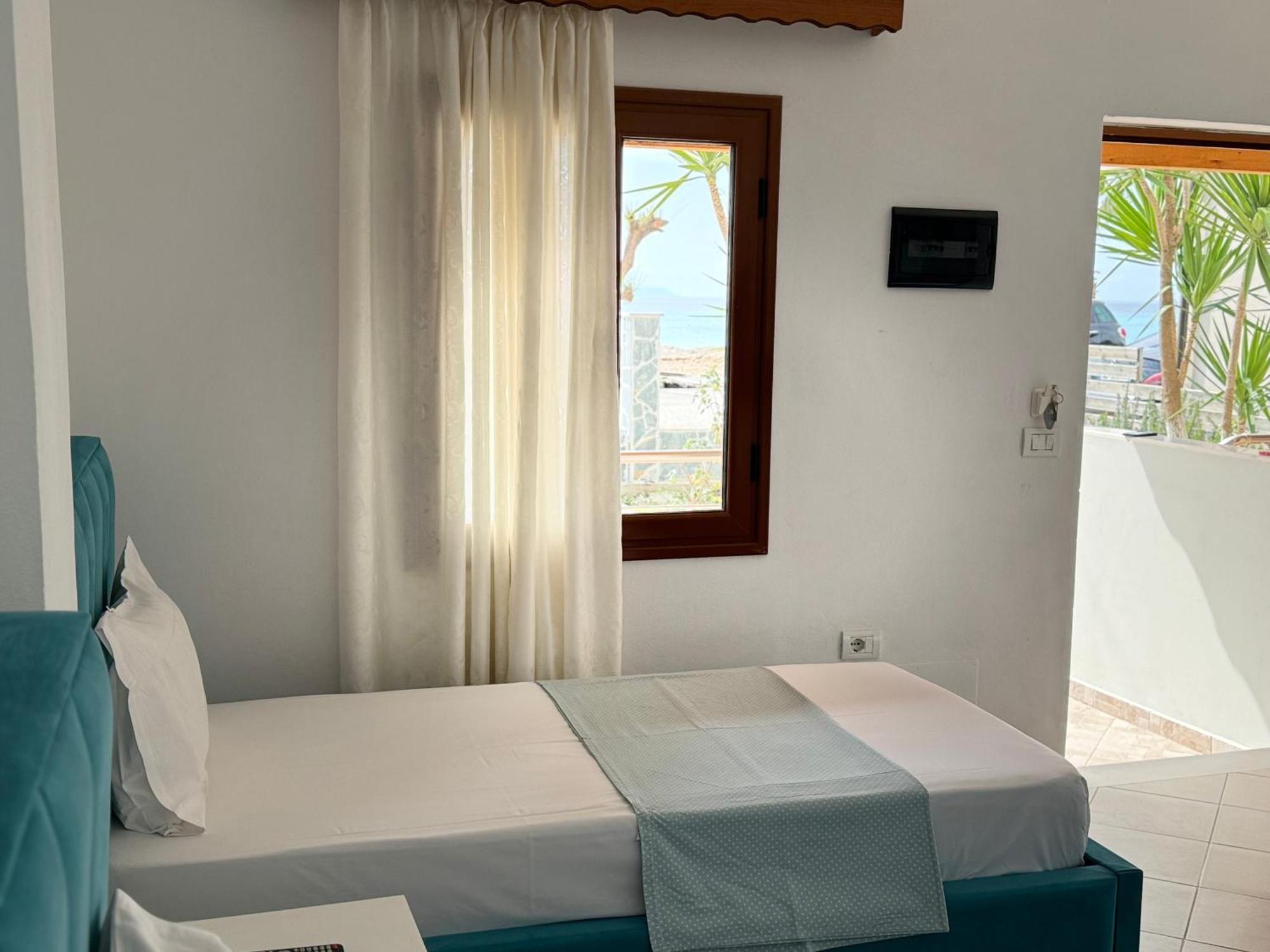 Ionian View B&B Himarë Oda fotoğraf